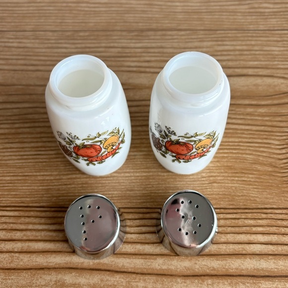 Vintage Canada Van Pak Heavy Milk Glass Harvest Vegetable Salt & Pepper Shakers - Picture 4 of 7